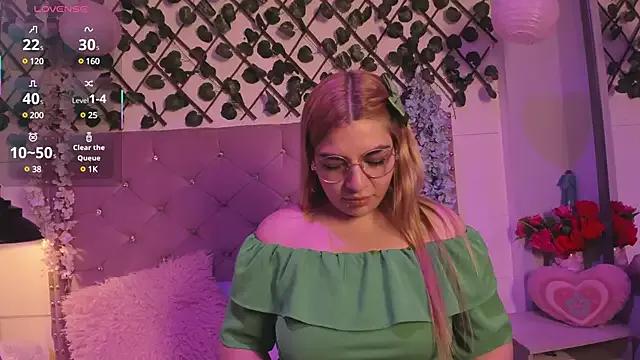 Try our girls live displays and explore the company of endless strippers, with beautiful physiques, vibrating toys and more.