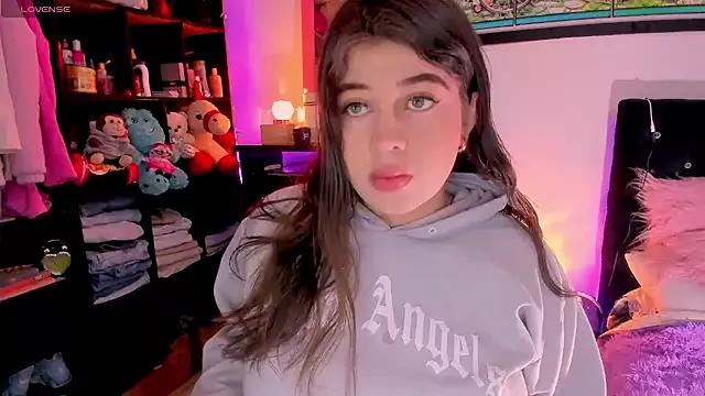 Try our girls live displays and explore the company of endless strippers, with beautiful physiques, vibrating toys and more.