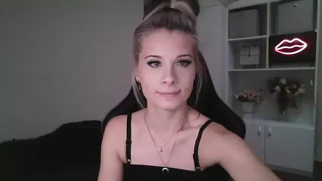 KristineGlow from StripChat is Freechat