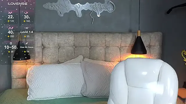 Laia_and_Aloby — face sit :hideeyes: