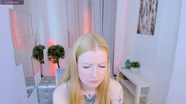Laly_Peach from StripChat
