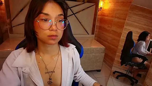 lara_r from StripChat is Freechat