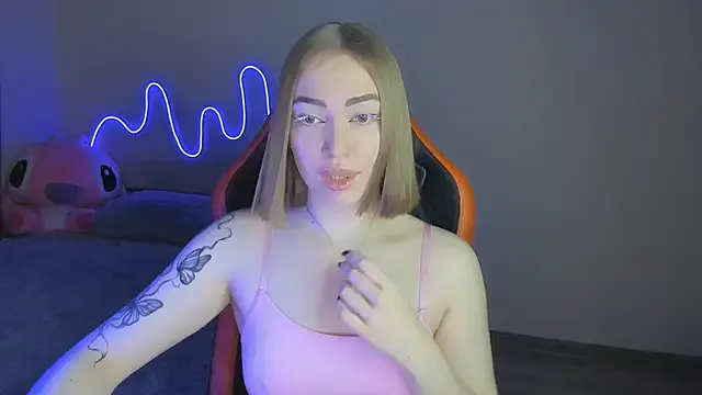 LaraKrein_lk — Lara goes topless