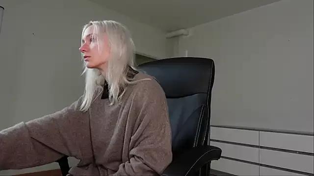 Laura_Chaplin from StripChat is Freechat