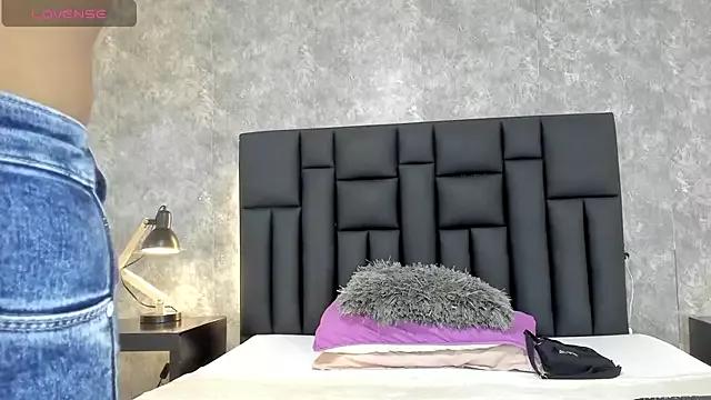 laura_smith33 from StripChat is Freechat