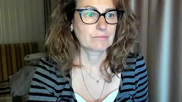 lauraoven from StripChat is Freechat