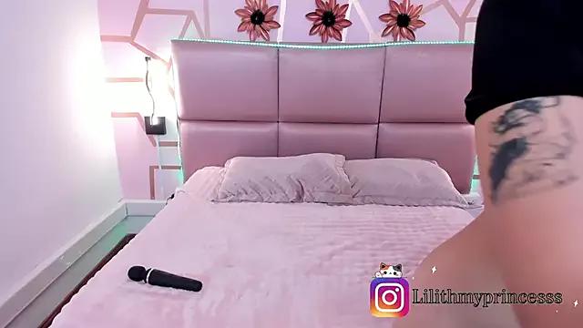Try our girls live displays and explore the company of endless strippers, with beautiful physiques, vibrating toys and more.