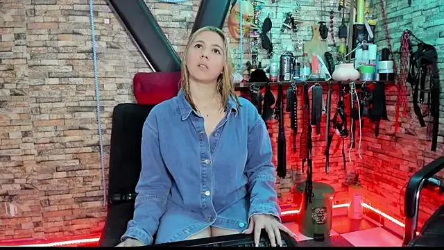 Try our girls live displays and explore the company of endless strippers, with beautiful physiques, vibrating toys and more.