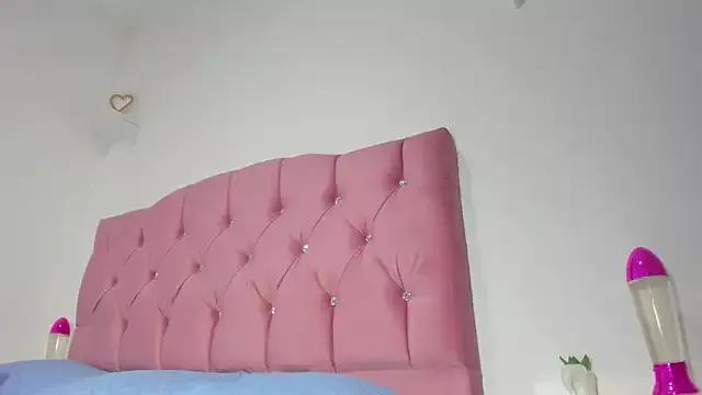 Try our girls live displays and explore the company of endless strippers, with beautiful physiques, vibrating toys and more.