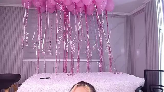 Try our girls live displays and explore the company of endless strippers, with beautiful physiques, vibrating toys and more.