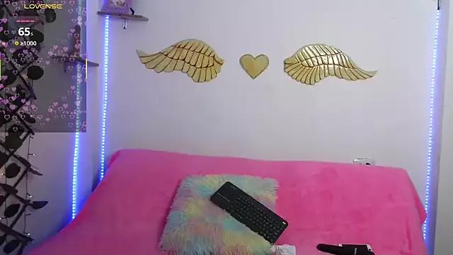 Try our girls live displays and explore the company of endless strippers, with beautiful physiques, vibrating toys and more.