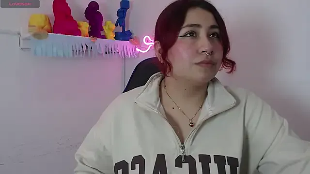 littlee_red — Wiggle toes close to cam