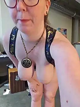 Try our girls live displays and explore the company of endless strippers, with beautiful physiques, vibrating toys and more.