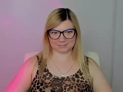 Lola_moree from StripChat is Freechat