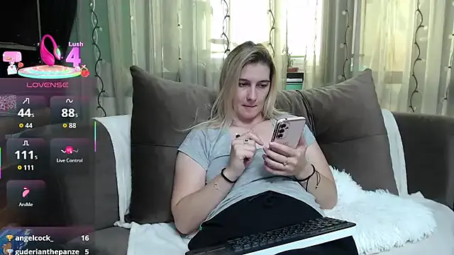 Avatar of lovingfeetheels