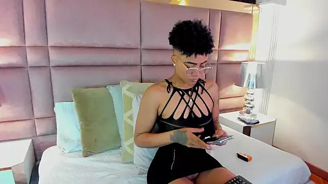 LuciaWallace from StripChat is Freechat