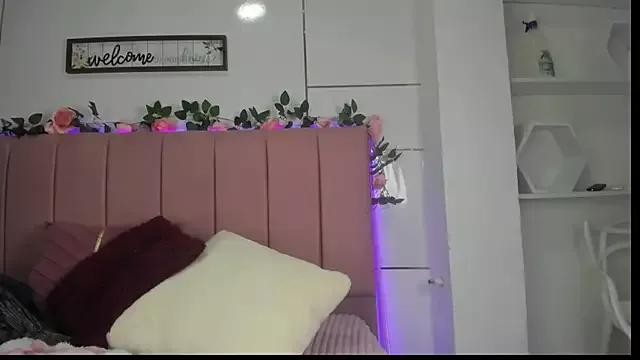 Try our girls live displays and explore the company of endless strippers, with beautiful physiques, vibrating toys and more.