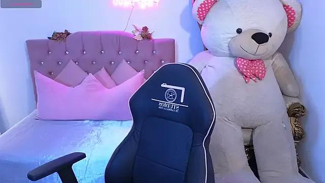 Try our girls live displays and explore the company of endless strippers, with beautiful physiques, vibrating toys and more.