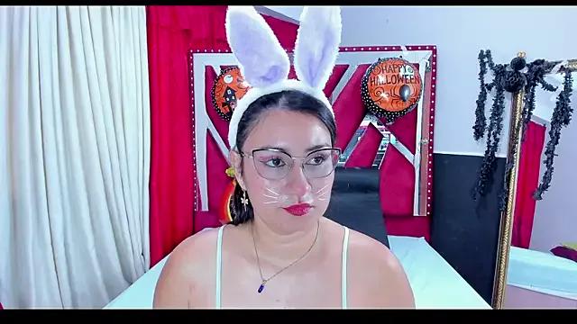 Try our girls live displays and explore the company of endless strippers, with beautiful physiques, vibrating toys and more.