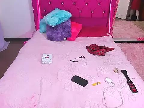 Try our girls live displays and explore the company of endless strippers, with beautiful physiques, vibrating toys and more.