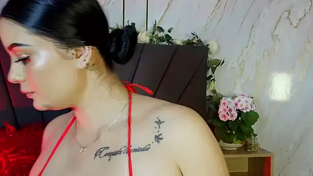 Luna_Scarlet1 — show boobs  oil in boobs