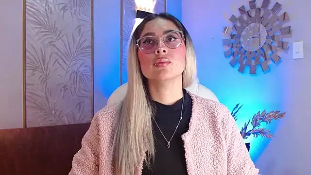 Try our girls live displays and explore the company of endless strippers, with beautiful physiques, vibrating toys and more.