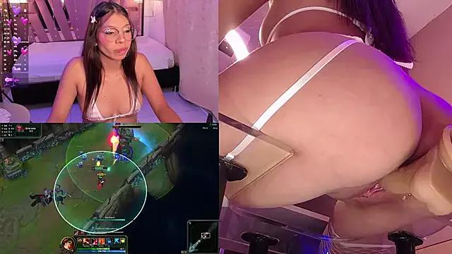 Try our girls live displays and explore the company of endless strippers, with beautiful physiques, vibrating toys and more.