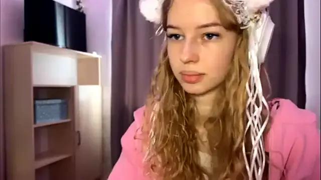 LunaCrave from StripChat is Freechat