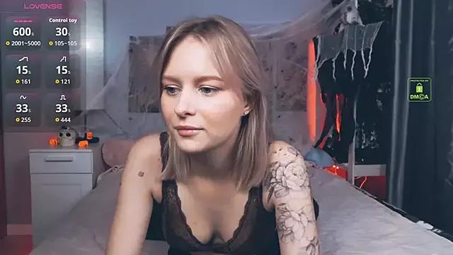 LunaLuxxy from StripChat is Freechat