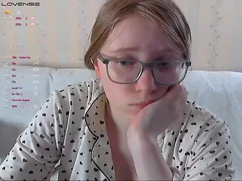 LustfulSarah from StripChat is Freechat