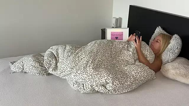 Try our girls live displays and explore the company of endless strippers, with beautiful physiques, vibrating toys and more.