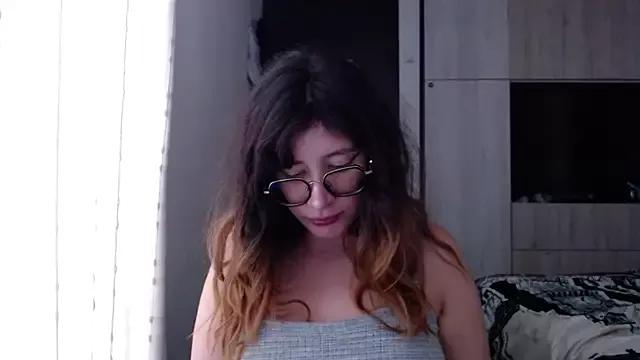 mariana124- from StripChat is Freechat