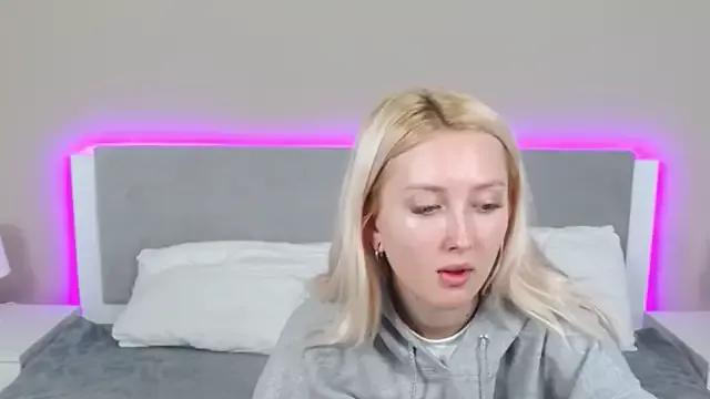 MarianeSun from StripChat is Freechat