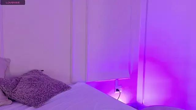 Mariapettit from StripChat is Freechat