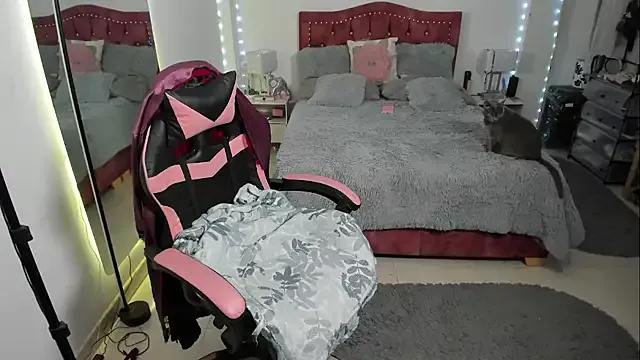Try our girls live displays and explore the company of endless strippers, with beautiful physiques, vibrating toys and more.