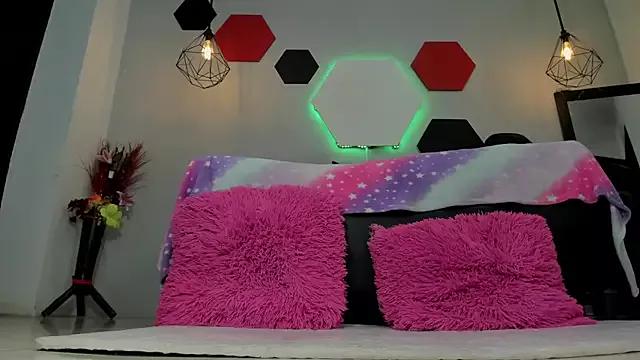 Try our girls live displays and explore the company of endless strippers, with beautiful physiques, vibrating toys and more.
