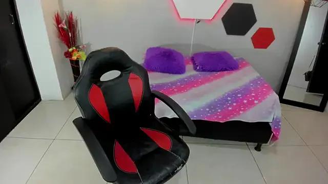 Try our girls live displays and explore the company of endless strippers, with beautiful physiques, vibrating toys and more.