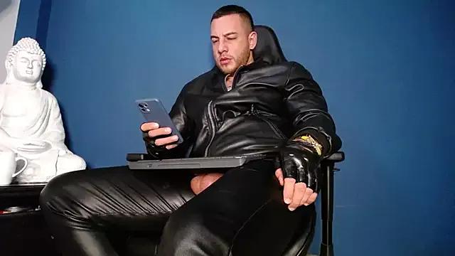 Maxxxpowerful from StripChat