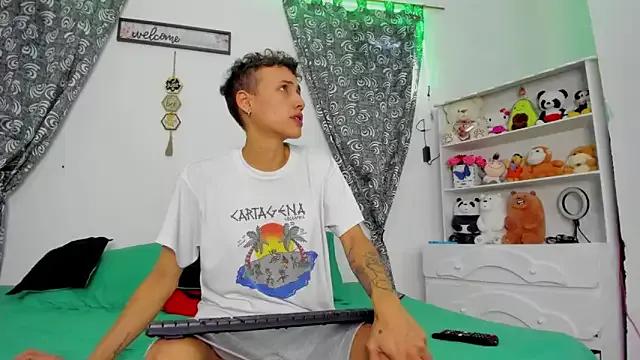 Try our girls live displays and explore the company of endless strippers, with beautiful physiques, vibrating toys and more.