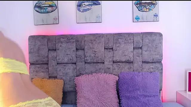 Try our girls live displays and explore the company of endless strippers, with beautiful physiques, vibrating toys and more.