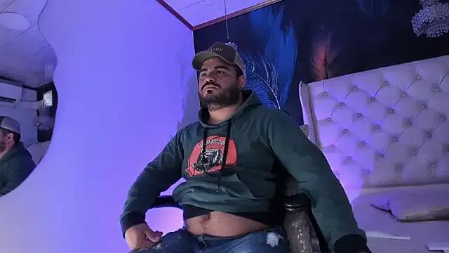 MichaelBear_ from StripChat is Freechat