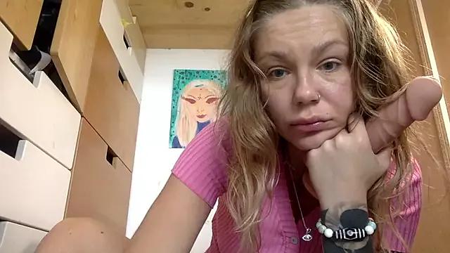 MiraLuna from StripChat is Freechat