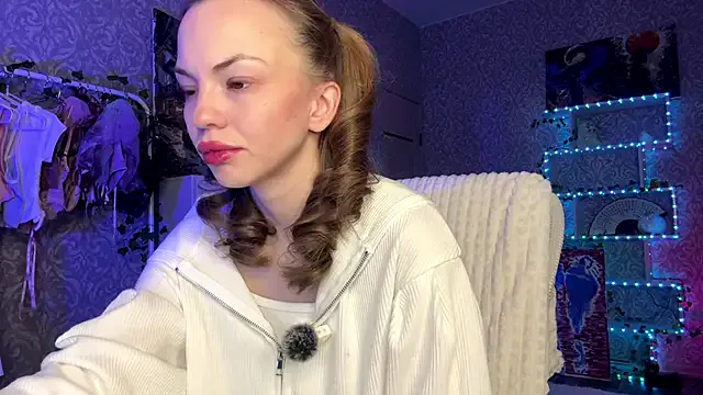 MiraVandee — Lick finger close up cam