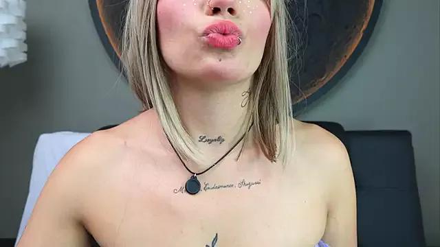Try our girls live displays and explore the company of endless strippers, with beautiful physiques, vibrating toys and more.