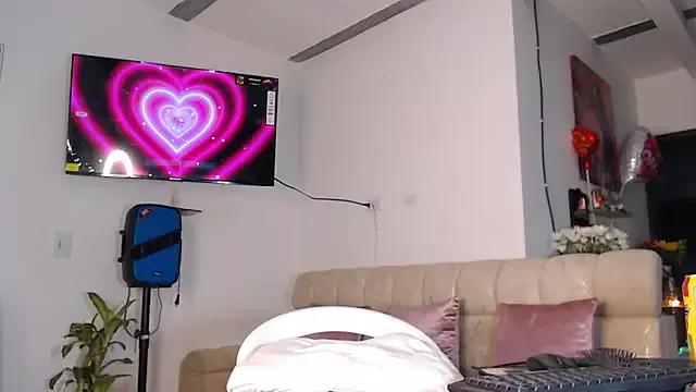 Try our girls live displays and explore the company of endless strippers, with beautiful physiques, vibrating toys and more.