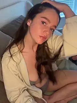 Mollyloverxo from StripChat is Freechat
