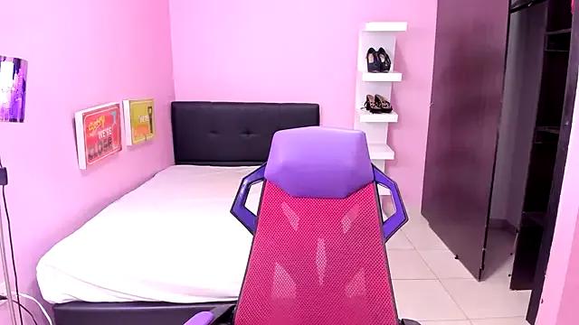 Try our girls live displays and explore the company of endless strippers, with beautiful physiques, vibrating toys and more.