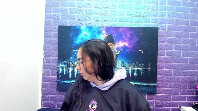 Try our girls live displays and explore the company of endless strippers, with beautiful physiques, vibrating toys and more.
