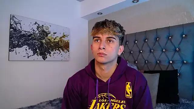 Try our girls live displays and explore the company of endless strippers, with beautiful physiques, vibrating toys and more.