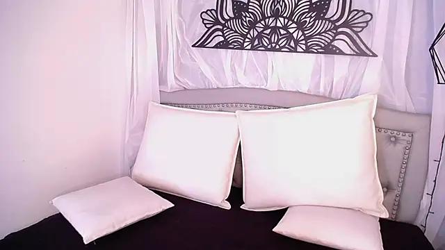 Naaomi_hills from StripChat is Freechat